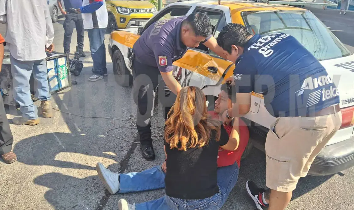 Taxista hace corte de circulación a motorrepartidor