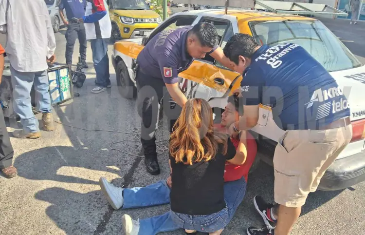 Taxista hace corte de circulación a motorrepartidor