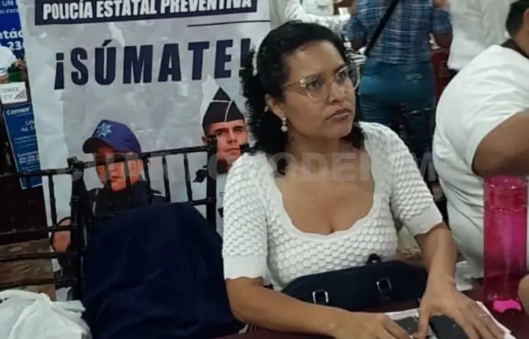 Tatuajes y piercing, aceptados para ser policía