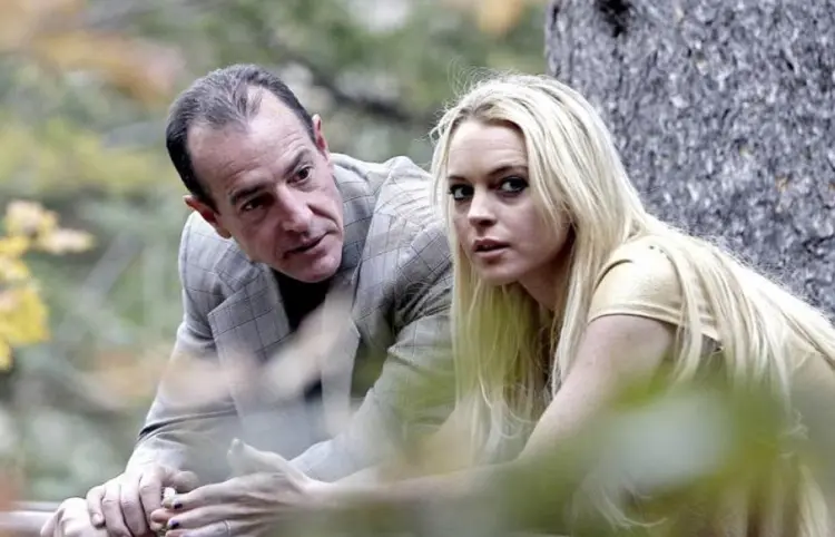 Padre de Lohan enfrenta orden de arresto