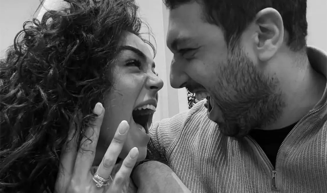 Ale Capetillo muestra anillos de boda