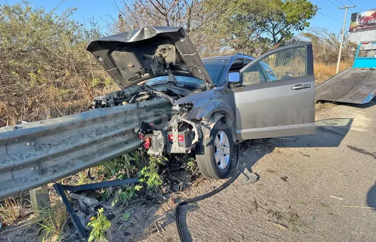 Choque casi le cuesta la vida a automovilista