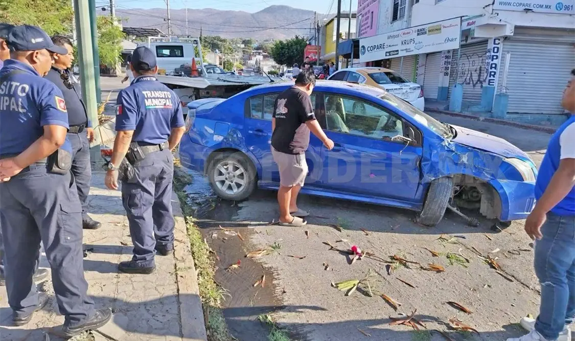 Por mala maniobra pierde el control del volante y se estrella