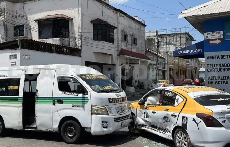 Colisión entre combi y taxi deja tres contusionados