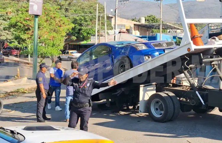 Por mala maniobra pierde el control del volante