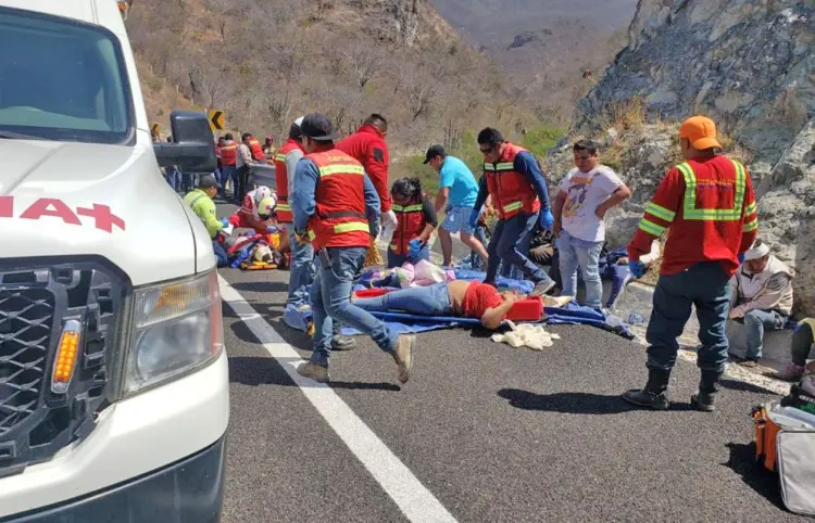 Mueren 18 personas y 23 lesionadas tras volcadura