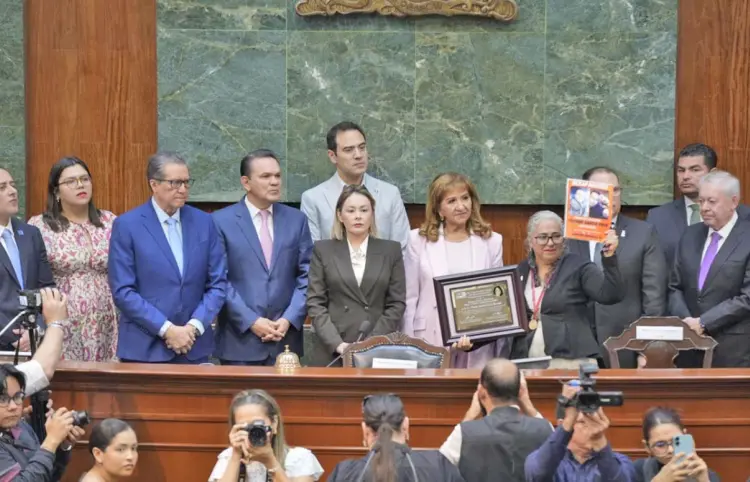 Madre buscadora recibe medalla