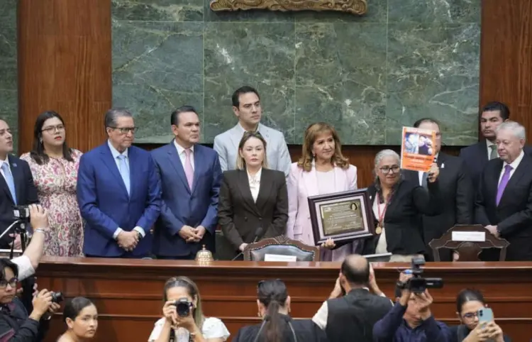Madre buscadora recibe medalla