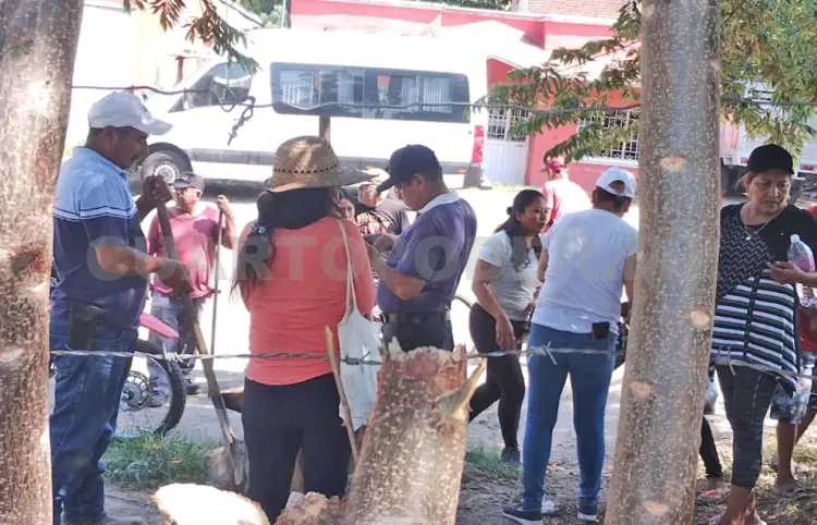 Conflicto entre colonos por cierre de un camino