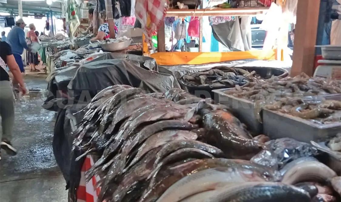 Los comerciantes confían que durante Semana Santa las ventas puedan mejorar un poco. Ramón García / CP