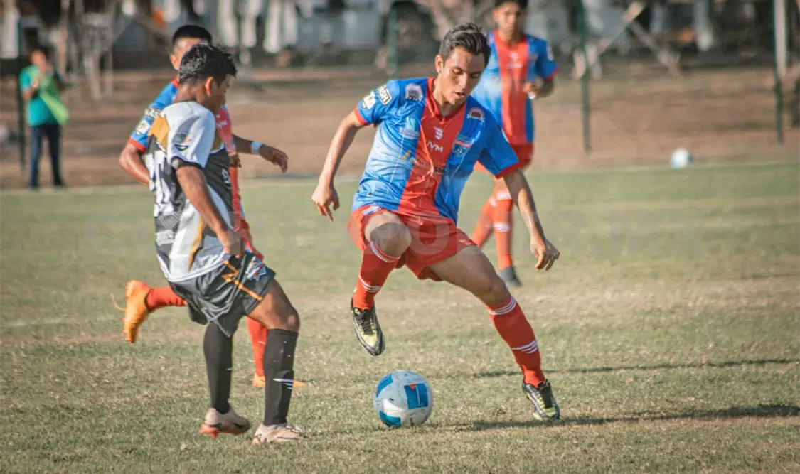 Una fuerte barrida en el área que el árbitro sancionó con penal y que convirtió Leonardo Aquino. Cortesía