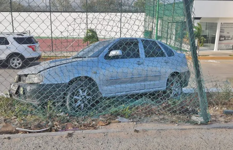 Sale del camino y se estrella en malla