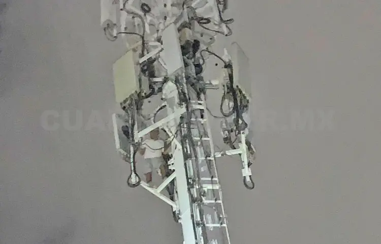 Quiso aventarse desde lo alto de antena de telefonía