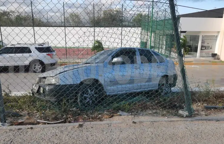 Sale del camino y se estrella en malla