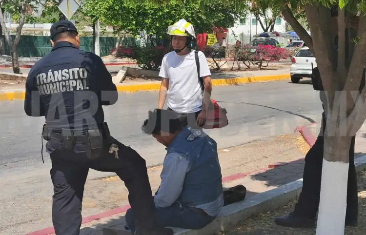 Se queda dormido y cae de su motocicleta