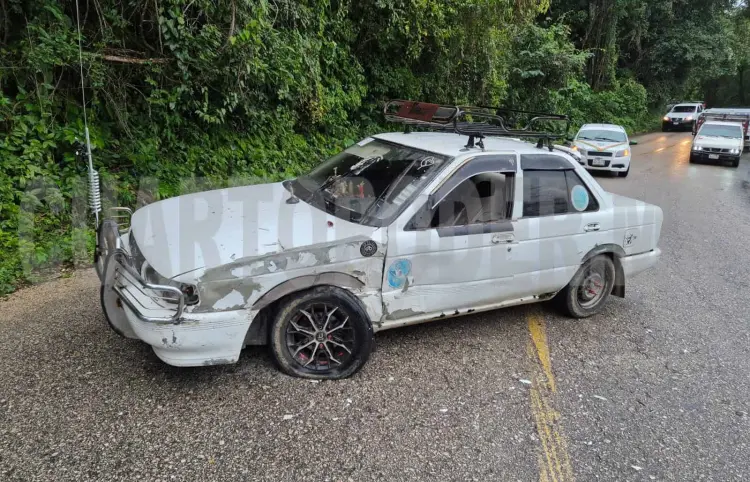 Invade el carril contrario e impacta a un taxi rural
