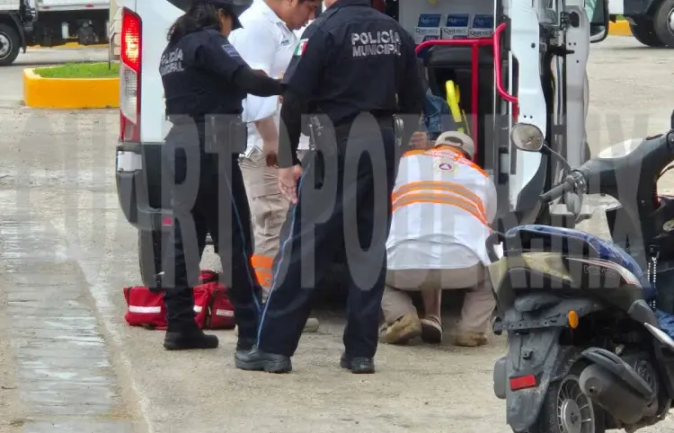 Iba rápido y derrapa al frenar en vía mojada