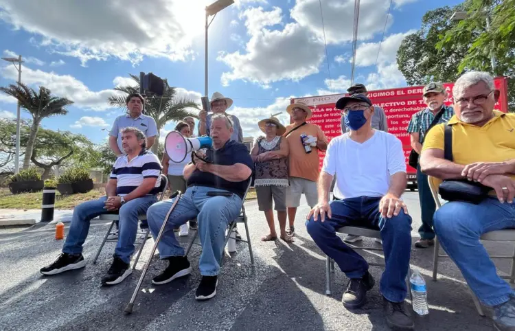 Jubilados protestan en aeropuerto de Mérida