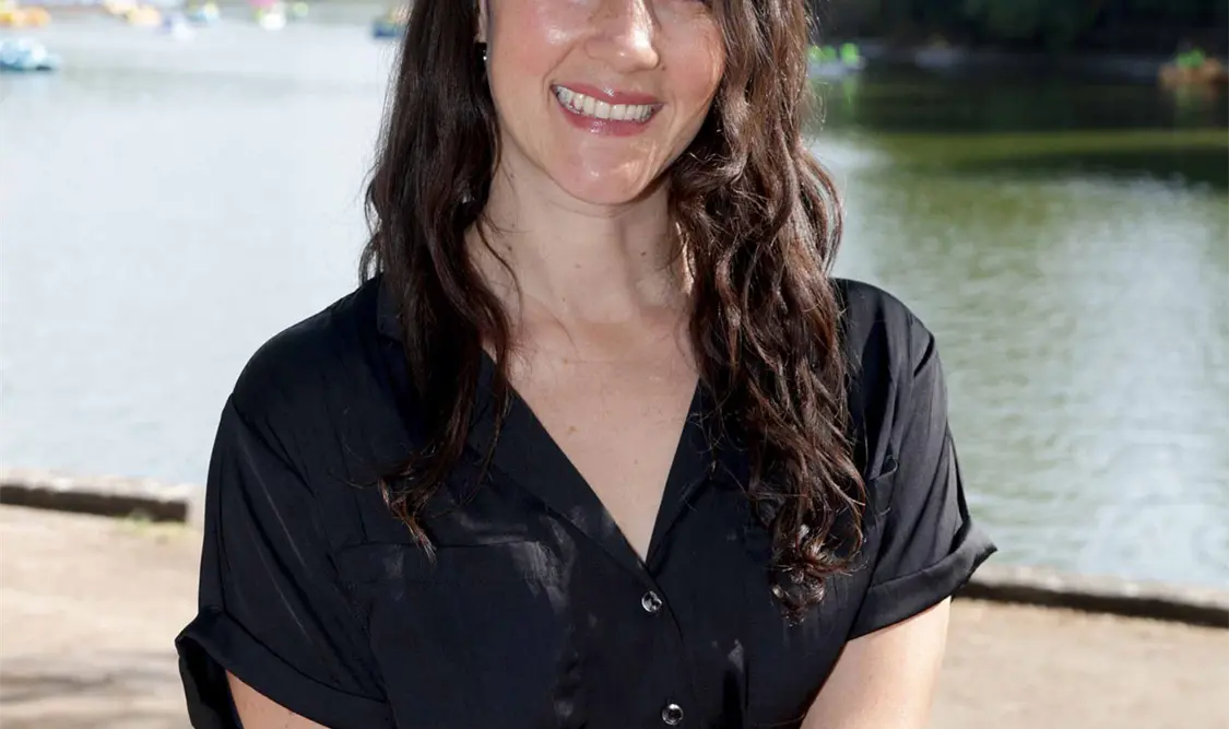 Mujeres y niños, las causas de Sariñana