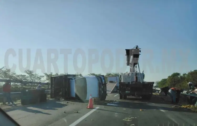 Vuelca en carretera al perder el control