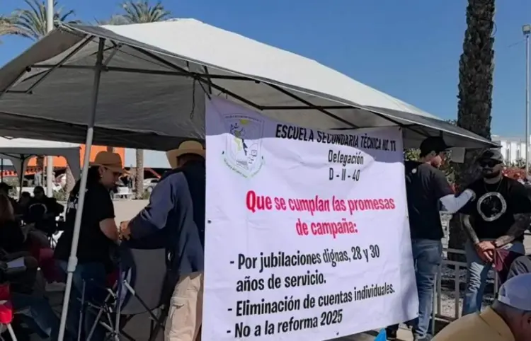Trabajadores del magisterio protesta contra Ley del Issste