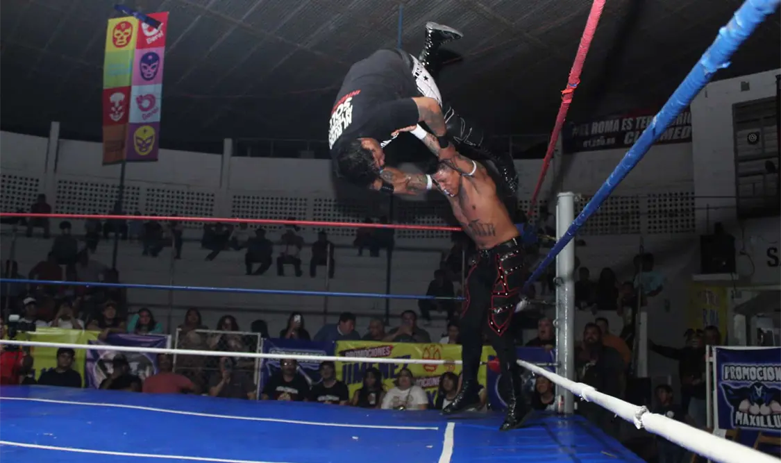 Los protagonistas de la lucha estelar, listos para demostrar su poder en el ring de Tuxtla Gutiérrez. Alan Pola/CP