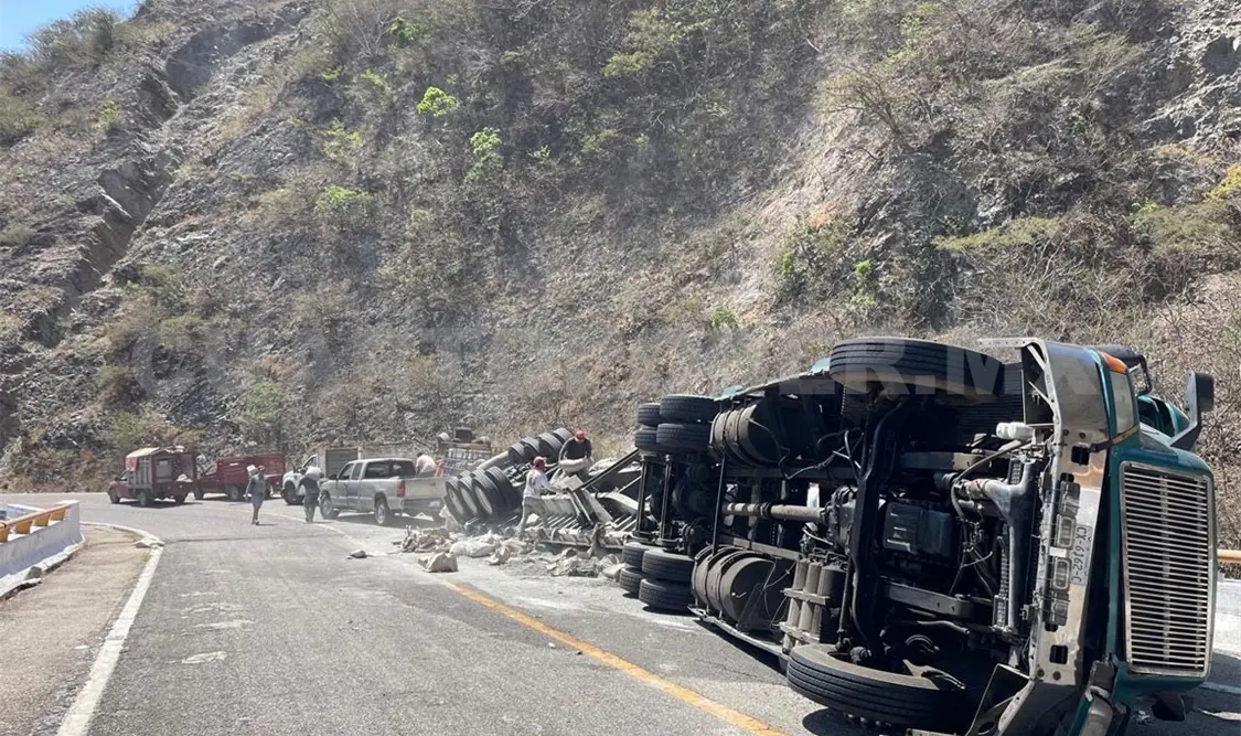 Tráiler cementero vuelca en vía federal