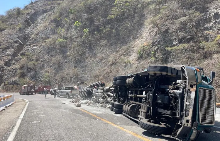 Tráiler cementero vuelca en vía federal