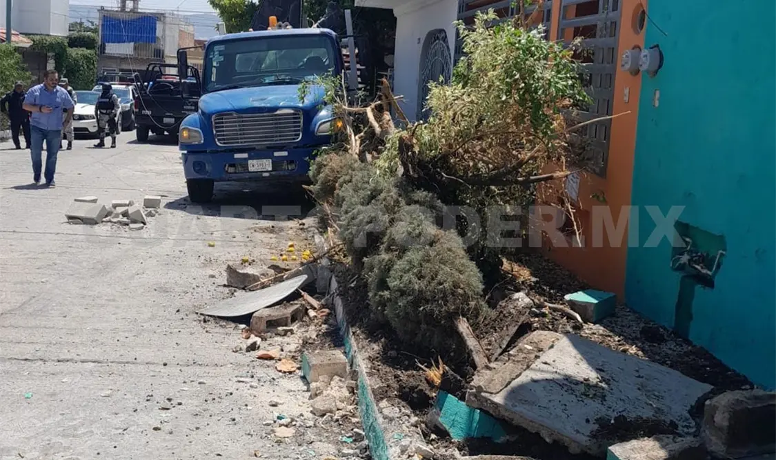 Se echa de reversa y destruye jardineras