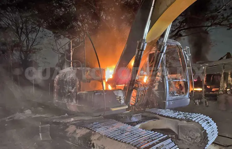Desconocidos incendian maquinaria de exalcalde