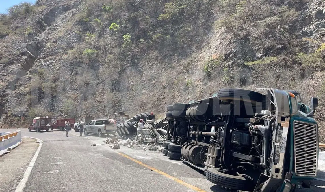 Tráiler cementero vuelca en vía federal
