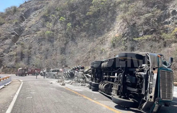 Tráiler cementero vuelca en vía federal