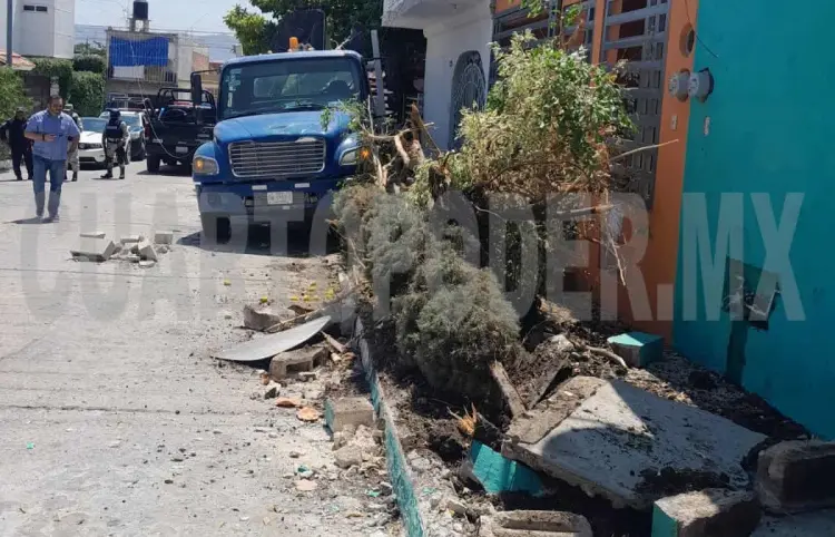 Se echa de reversa y destruye unas jardineras