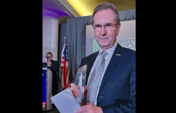 Premian a Moctezuma por protección a mexicanos