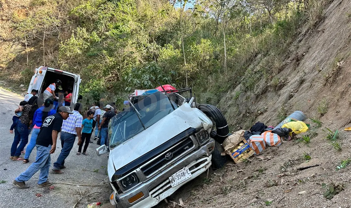 Se le van los frenos y se estampa en cerro