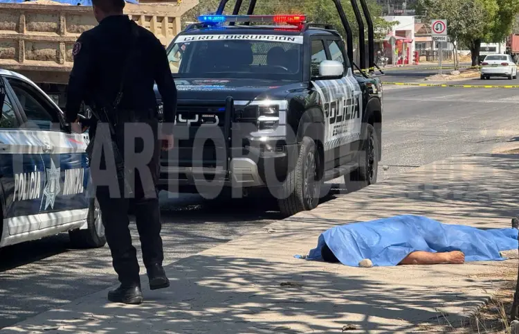 Fallece de un infarto sobre la banqueta
