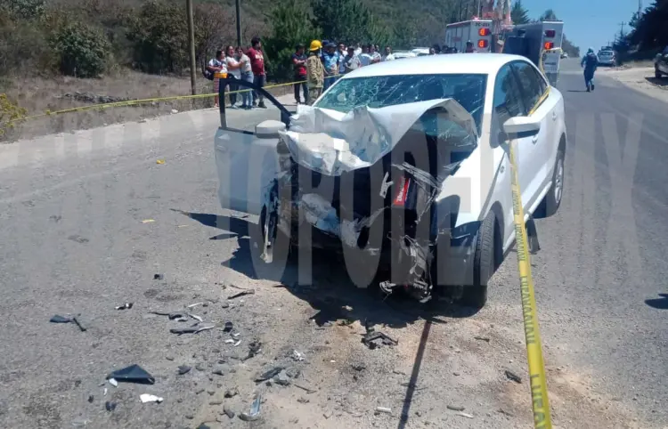 Pierde la vida al impactar de frente a automóvil