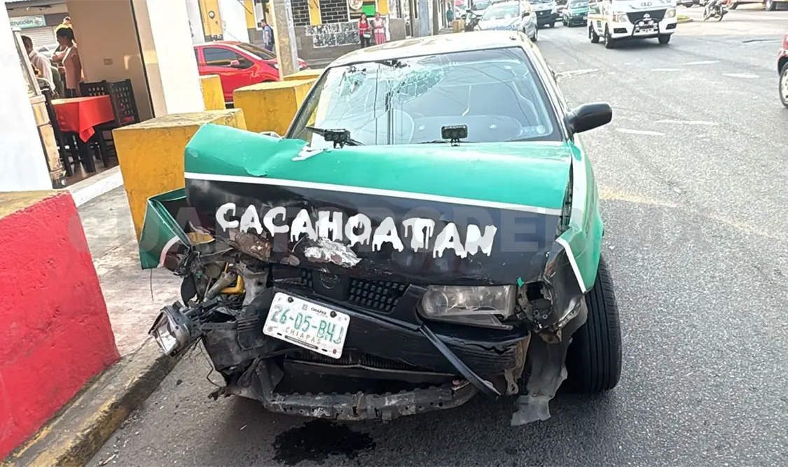Quedan golpeados en impacto de taxi y una camioneta