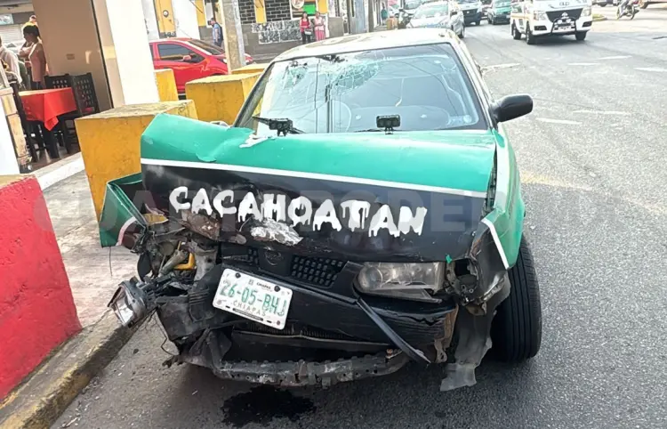 Quedan golpeados en impacto de taxi y una camioneta