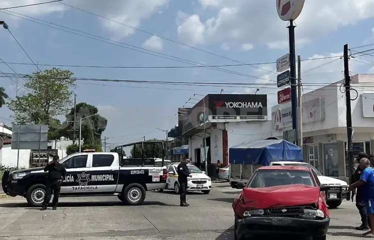 Policía resulta con lesiones al chocar patrulla