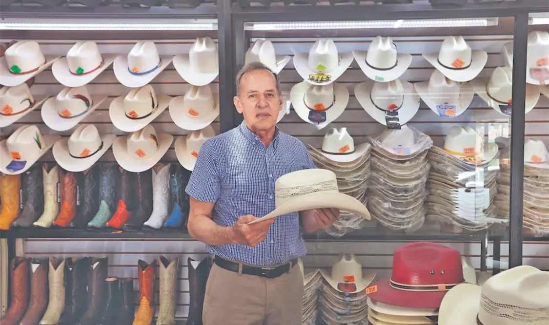 Guillermo Guevara se ha dedicado desde hace 42 años al negocio de los sombreros y de botas finas; ahora, estos artículos ya no son tan vendidos. El Universal