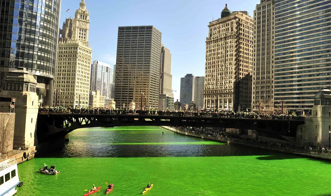 Cientos de personas acudieron a Chicago para ver al río teñirse de verde. Cortesía