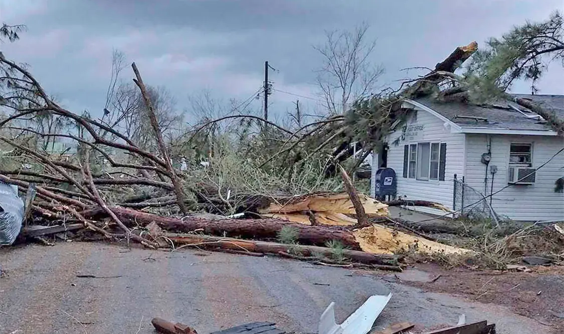 Escombros cubren la carretera tras el paso de una fuerte tormenta en el norte de Seymour, Missouri. Cortesía
