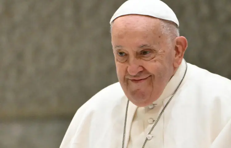 Papa Francisco sigue estable y continúa su mejoría