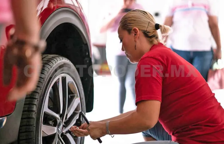 Invitan a mujeres a aprender de mecánica básica