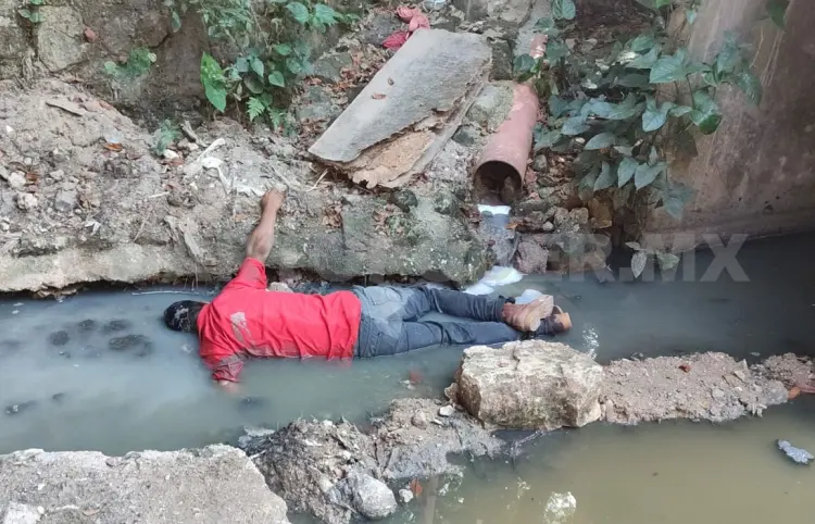 Se ahoga al caer a aguas negras desde un puente