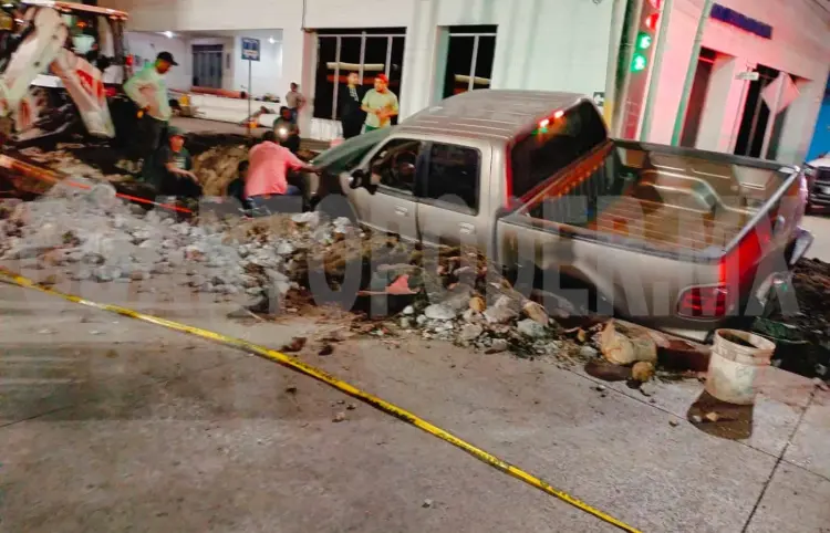 Camioneta se mete a obra y hiere a trabajador