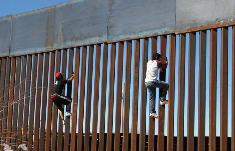 EE. UU. ampliará muro fronterizo con México