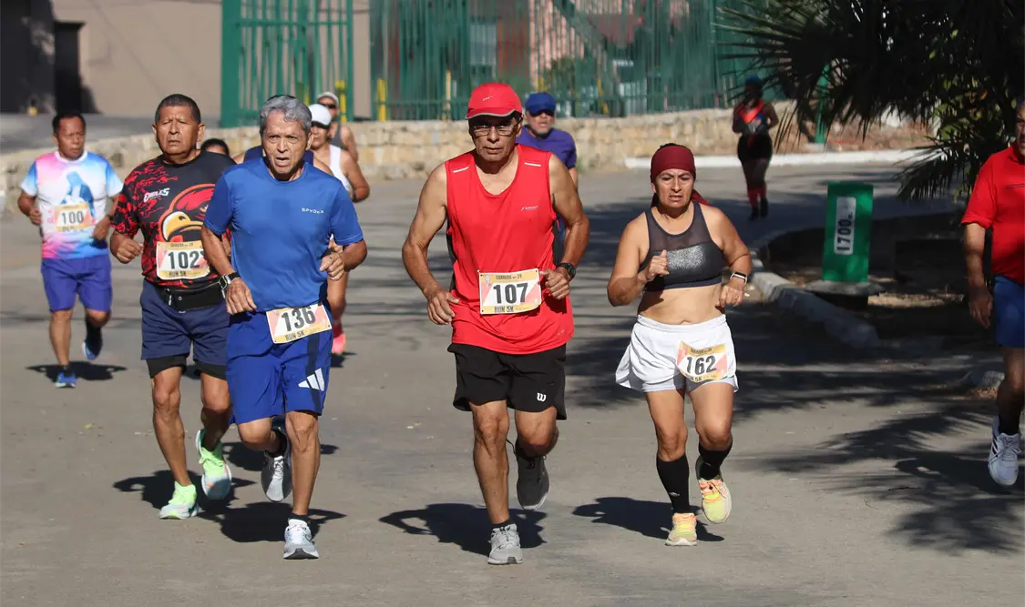 Un centenar de atletas registró la Carrera del 39, celebrada en el parque Caña Hueca. Carlos López/CP