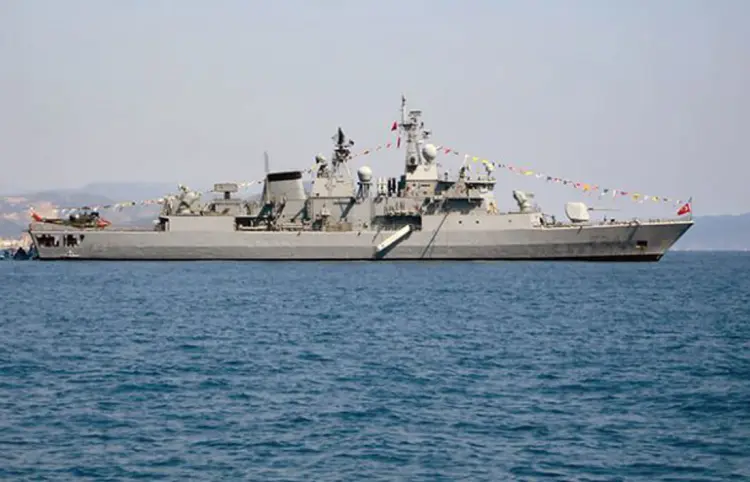 Destructor USS Gravely navega en Golfo de México